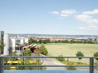Blick auf Dresden mit Elbsandsteingebirge vom Balkon einer Wohnanlage