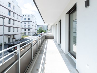 Blick vom Balkon auf Innenhof mit moderner Neubau-Architektur