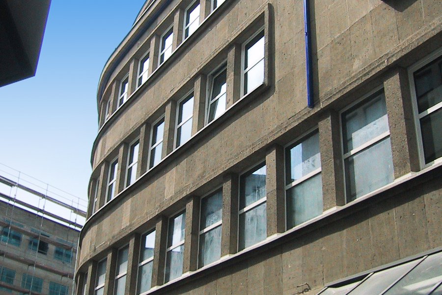 Seitenansicht der Fassade mit langen Fensterreihen