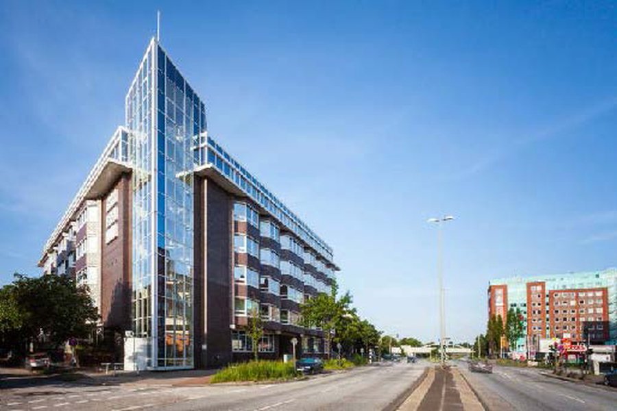 Bürogebäude mit markanter Glasfassade an einer Hauptstraße