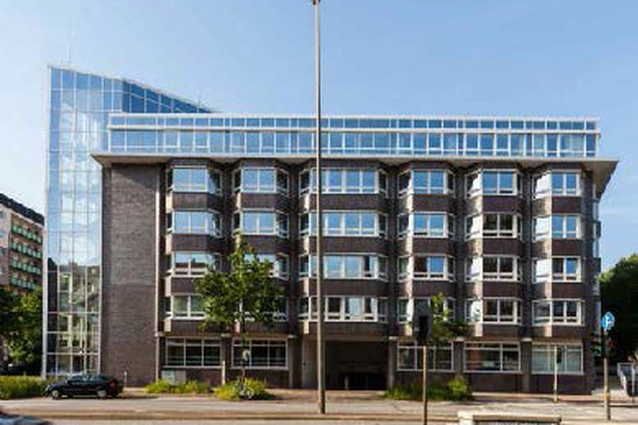 Frontansicht mit regelmäßigen Fensterreihen und Glasfassade