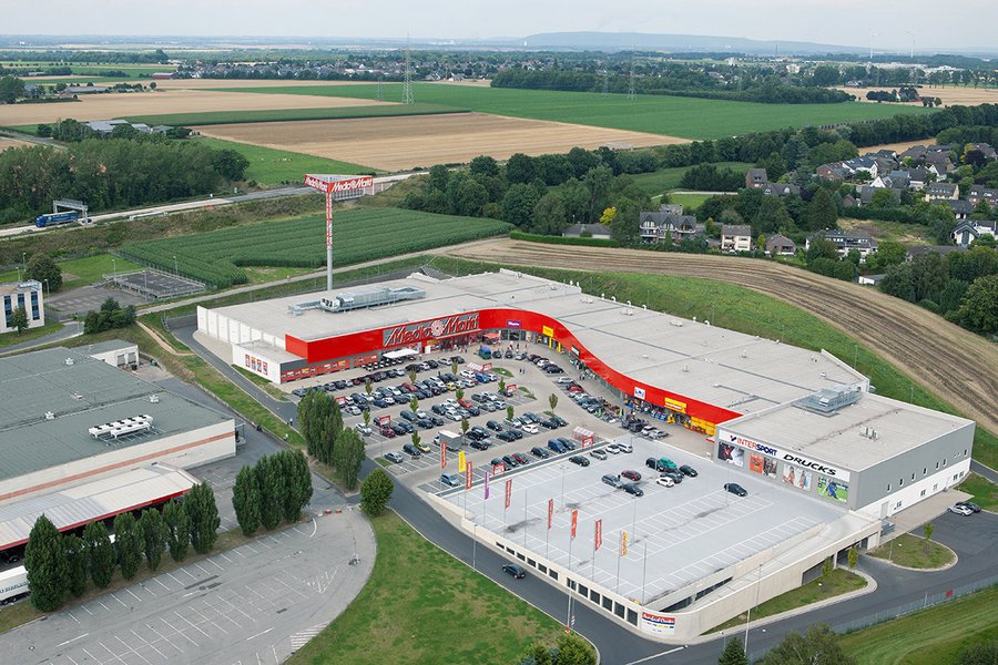 Luftaufnahme des Einkaufszentrums inmitten von Feldern