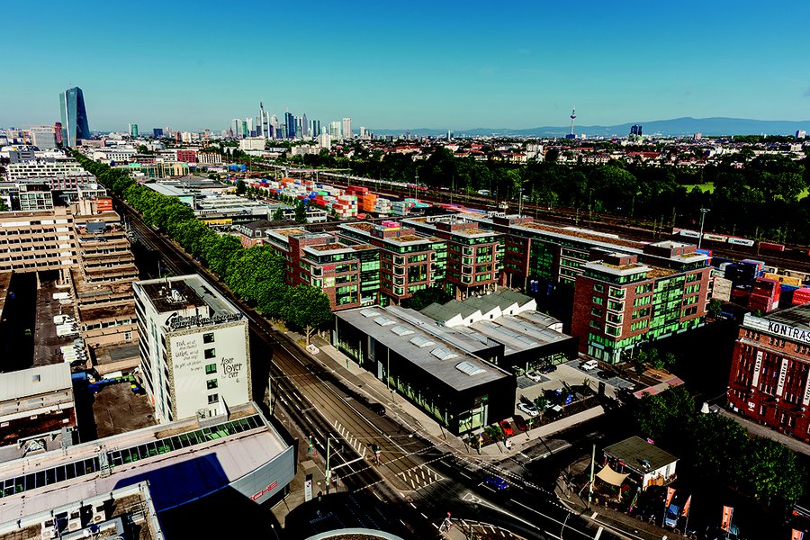 Luftaufnahme des Bürokomplexes mit Skyline im Hintergrund