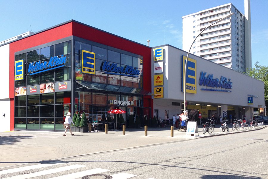 Außenansicht mit roter Glasfassade und EDEKA-Logo