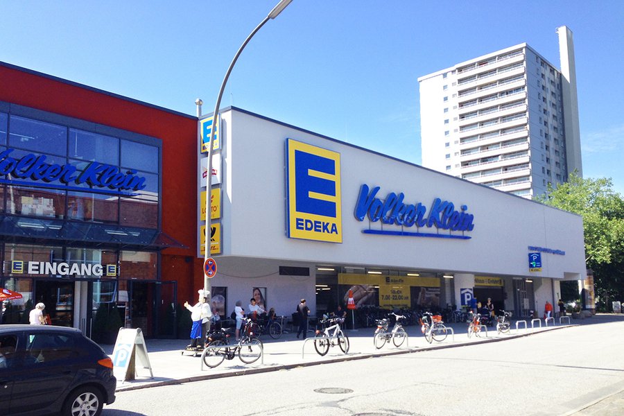Seitenansicht mit EDEKA-Schriftzug und Fahrrädern davor