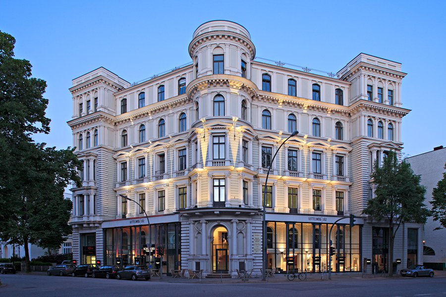 Gesamtansicht des sanierten Gründerzeitgebäudes am Abend