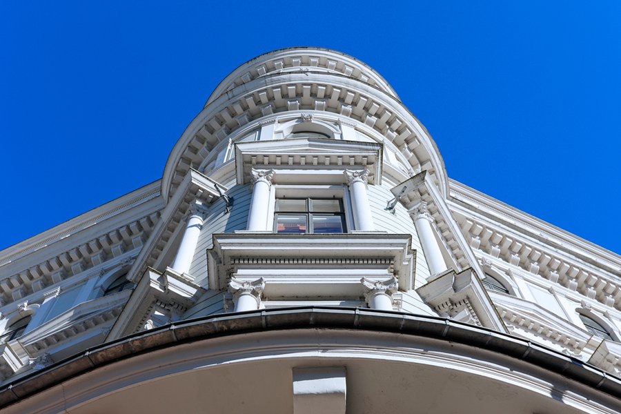 Detailansicht der reich verzierten Fassade unter blauem Himmel