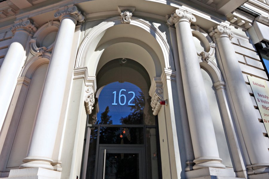Eingang mit Säulenportal und der Hausnummer 162