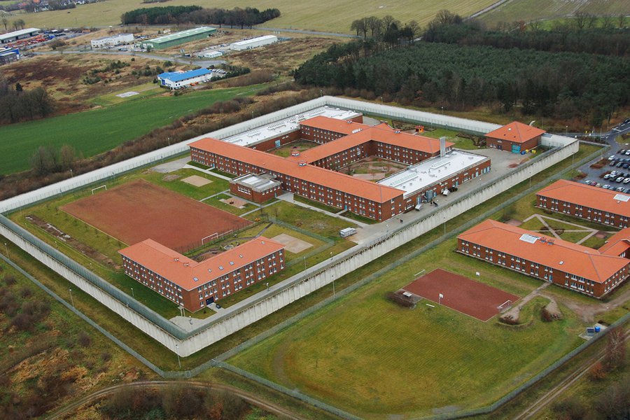 Luftaufnahme des Gefängniskomplexes mit Zellengebäuden, Freiflächen und Umfassungsmauer