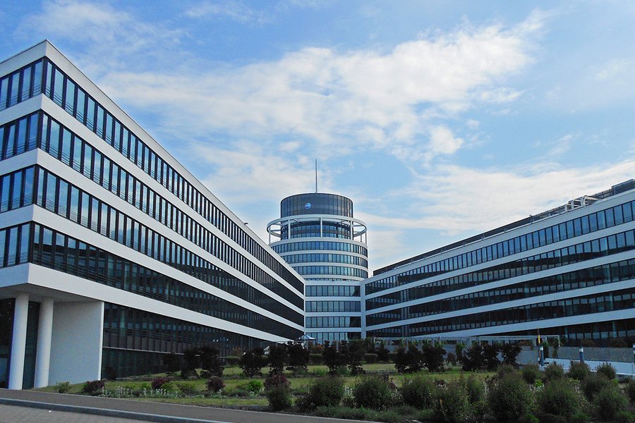 Bürokomplex mit zwei langen Glasfassaden und rundem Mittelgebäude