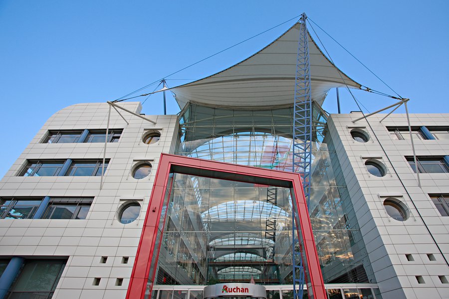 Eingangsbereich mit markanter Glasfassade und Vordach