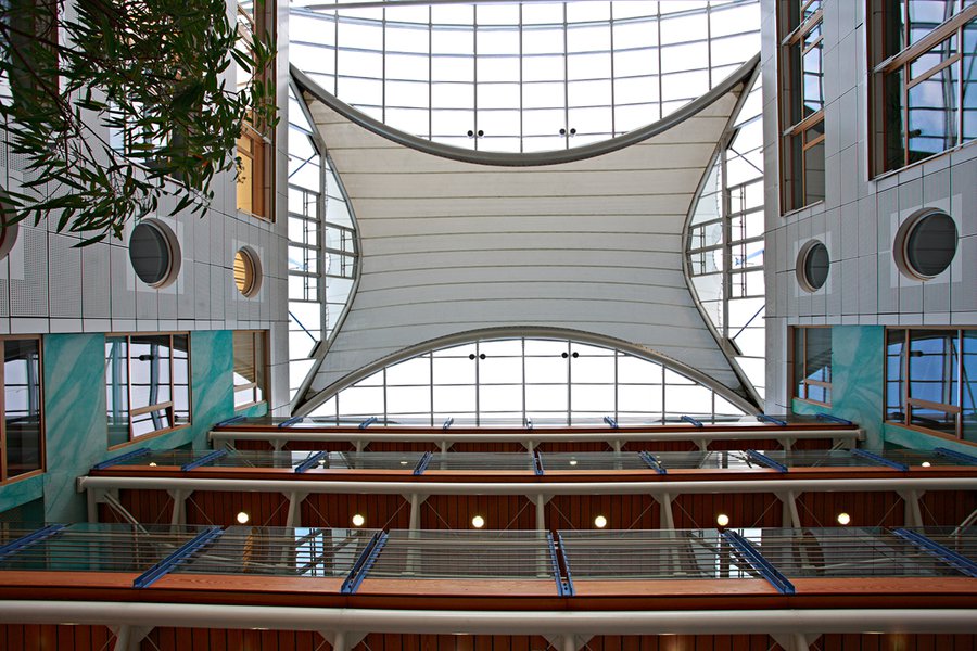 Blick nach oben auf das lichtdurchflutete Atrium mit Segeltuch
