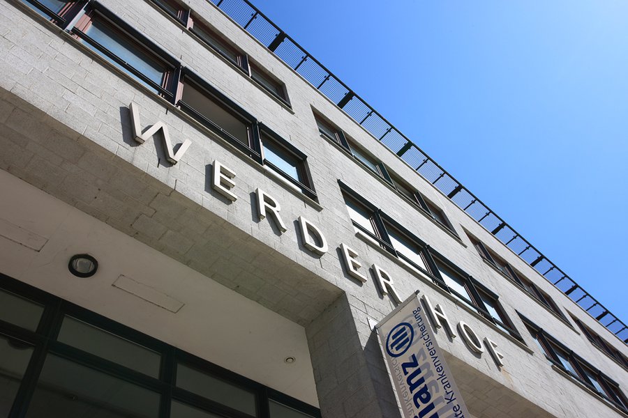 Nahaufnahme der Fassade mit Schriftzug ‚Werderhof‘