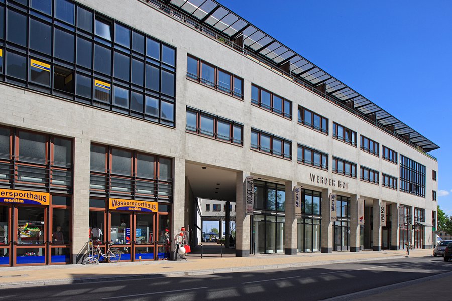 Frontansicht mit Geschäften im Erdgeschoss