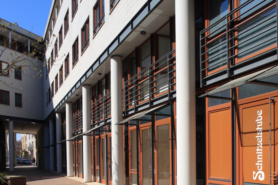 Arkaden mit Säulen und Balkonen über den Ladenzeilen