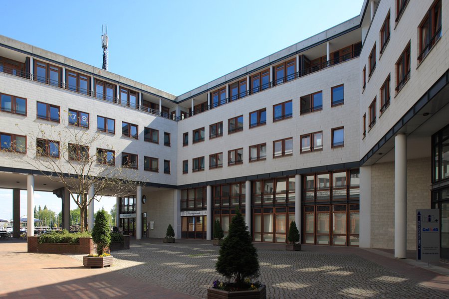 Innenhof mit hellen Fassaden und großen Fenstern