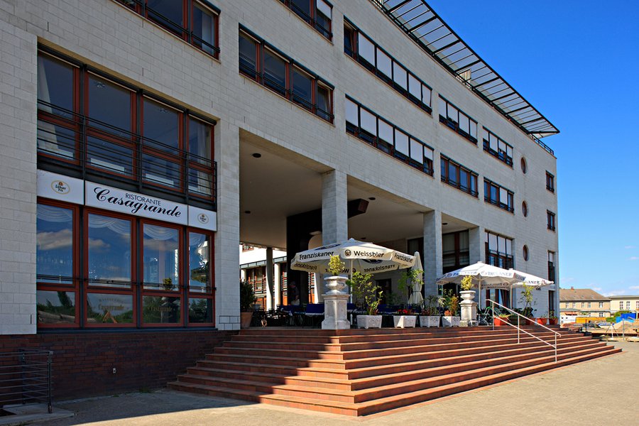 Terrasse mit Außengastronomie vor dem Gebäude