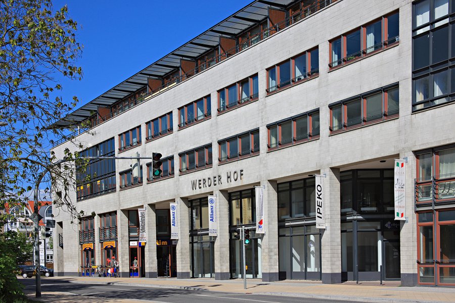 Hauptfassade mit Ladengeschäften und Werbeschildern